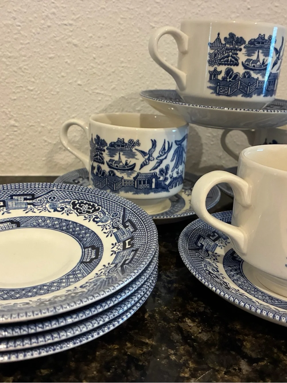 Churchill 4 blue/White Porcelain Tea Cups/saucers Classic Willow Style England